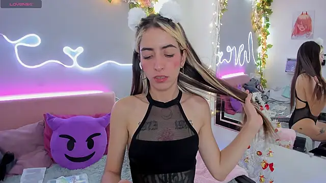 Snapshot of YouliteSllut2 chatting on December 7, 10:39 pm YouliteSllut2 online show from December 7, 10:39 pm