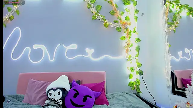 Snapshot of YouliteSllut2 chatting on December 18, 8:36 pm YouliteSllut2 online show from December 18, 8:36 pm