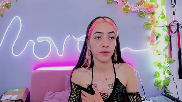 Snapshot of YouliteSllut2 chatting on January 19, 1:00 am YouliteSllut2 online show from January 19, 1:00 am