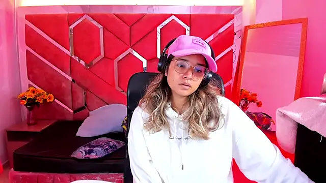 Snapshot of Olivia_Fox69 chatting on May 28, 3:48 am Olivia Fox69 online show from May 28, 3:48 am
