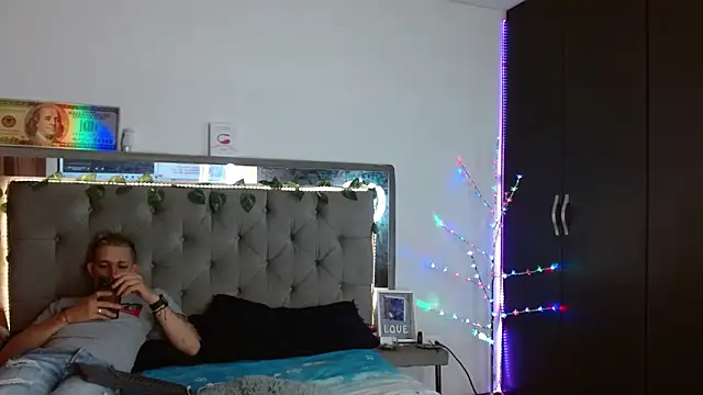 Snapshot of parejacaliente20154 chatting on December 27, 12:12 pm parejacaliente20154 online show from December 27, 12:12 pm