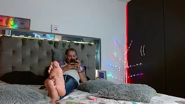 Snapshot of parejacaliente20154 chatting on December 30, 12:09 pm parejacaliente20154 online show from December 30, 12:09 pm