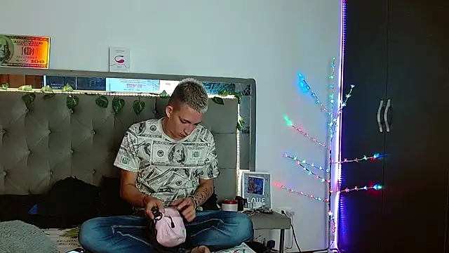 Snapshot of parejacaliente20154 chatting on December 31, 12:15 pm parejacaliente20154 online show from December 31, 12:15 pm