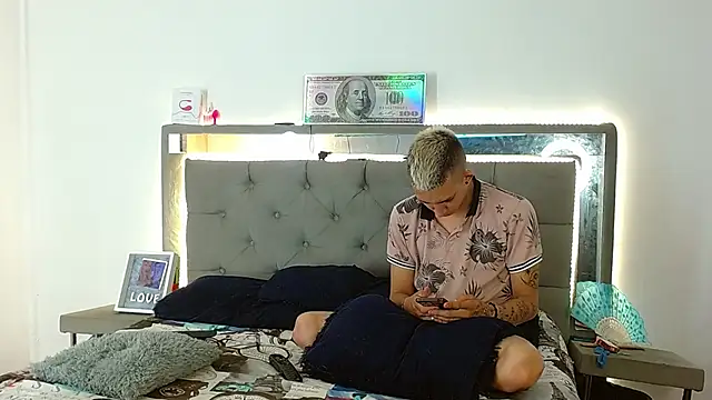 Snapshot of parejacaliente20154 chatting on January 8, 12:15 pm parejacaliente20154 online show from January 8, 12:15 pm