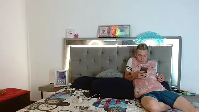 Snapshot of parejacaliente20154 chatting on January 11, 12:07 pm parejacaliente20154 online show from January 11, 12:07 pm