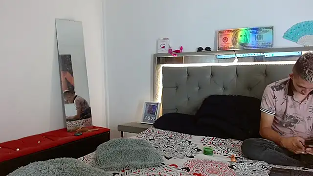 Snapshot of parejacaliente20154 chatting on January 15, 12:04 pm parejacaliente20154 online show from January 15, 12:04 pm