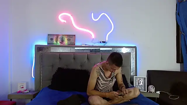 Snapshot of parejacaliente20154 chatting on February 5, 1:11 pm parejacaliente20154 online show from February 5, 1:11 pm