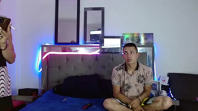 Snapshot of parejacaliente20154 chatting on February 10, 1:33 pm parejacaliente20154 online show from February 10, 1:33 pm