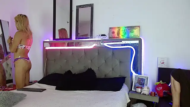 Snapshot of parejacaliente20154 chatting on February 12, 11:07 am parejacaliente20154 online show from February 12, 11:07 am