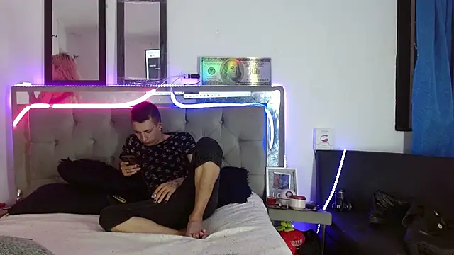 Snapshot of parejacaliente20154 chatting on February 13, 11:06 am parejacaliente20154 online show from February 13, 11:06 am