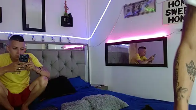 Snapshot of parejacaliente20154 chatting on February 22, 12:08 pm parejacaliente20154 online show from February 22, 12:08 pm