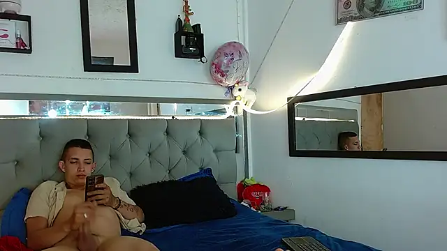 Snapshot of parejacaliente20154 chatting on March 5, 8:43 am parejacaliente20154 online show from March 5, 8:43 am