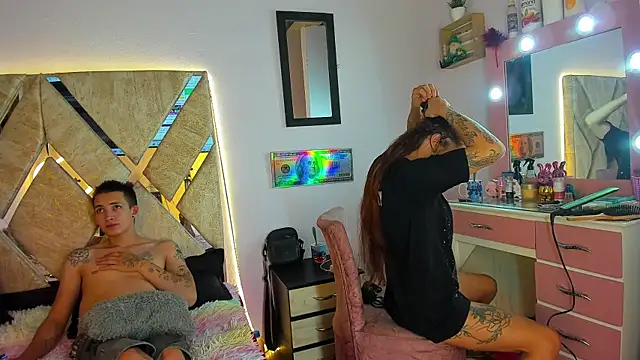 Snapshot of parejacaliente20154 chatting on October 22, 11:37 pm parejacaliente20154 online show from October 22, 11:37 pm