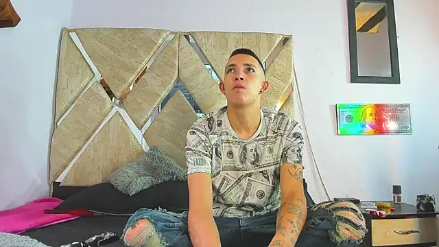 Snapshot of parejacaliente20154 chatting on November 8, 1:33 pm parejacaliente20154 online show from November 8, 1:33 pm