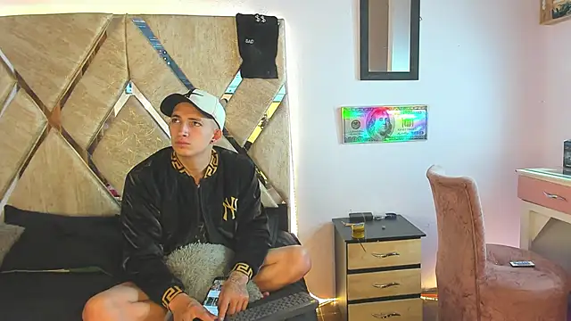 Snapshot of parejacaliente20154 chatting on November 12, 8:59 am parejacaliente20154 online show from November 12, 8:59 am