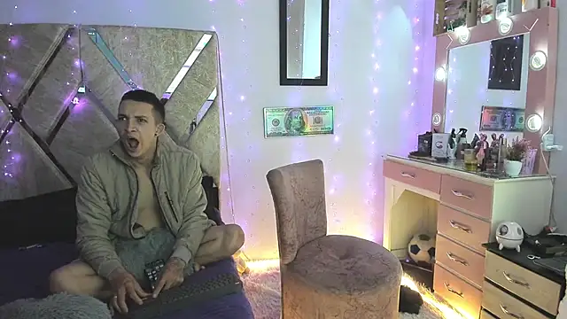 Snapshot of parejacaliente20154 chatting on November 24, 8:58 am parejacaliente20154 online show from November 24, 8:58 am