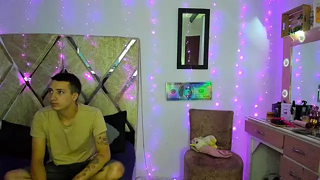 Snapshot of parejacaliente20154 chatting on December 1, 9:03 am parejacaliente20154 online show from December 1, 9:03 am