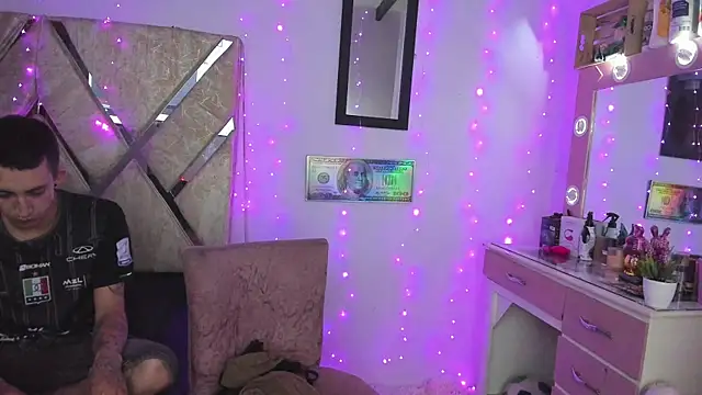 Snapshot of parejacaliente20154 chatting on December 3, 9:07 am parejacaliente20154 online show from December 3, 9:07 am