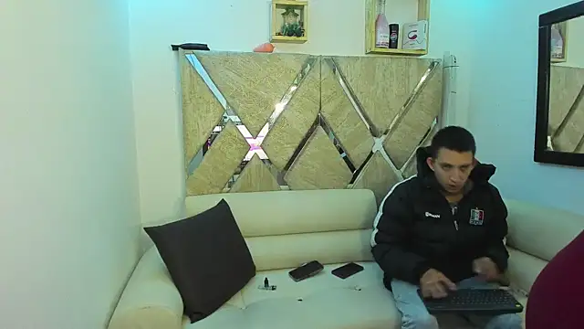 parejacaliente20154 online show from May 2, 10:31 am