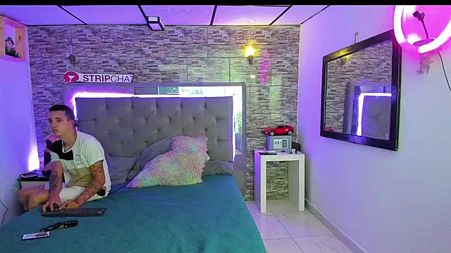 Snapshot of parejacaliente20154 chatting on June 30, 11:00 am parejacaliente20154 online show from June 30, 11:00 am