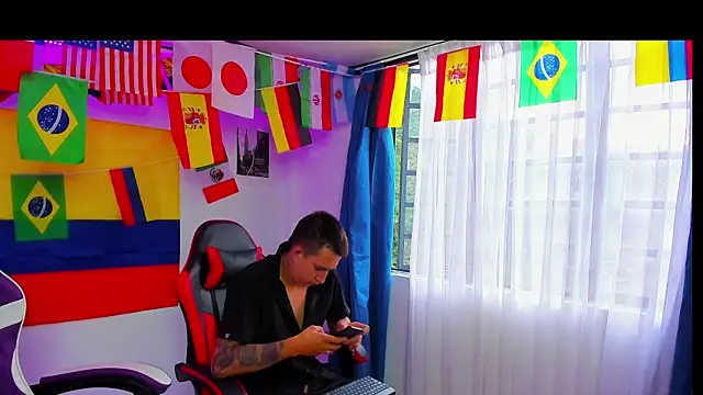 Snapshot of parejacaliente20154 chatting on July 3, 11:05 am parejacaliente20154 online show from July 3, 11:05 am