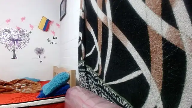 Snapshot of maria_and_angel chatting on December 23, 12:25 am maria and angel online show from December 23, 12:25 am