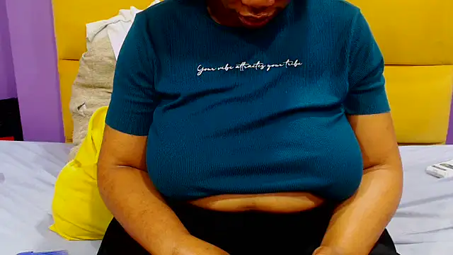 YELLOWBUSTYMELLONS online show from October 2, 5:14 am