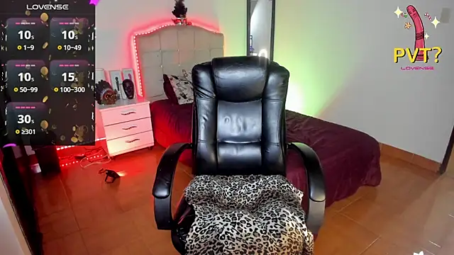 Snapshot of vampirellaa_crazy_ chatting on December 4, 1:47 am vampirellaa crazy online show from December 4, 1:47 am