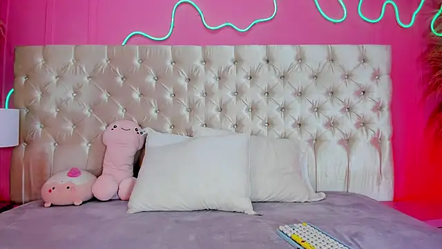 Julieta Cortes   online show from March 16, 11:58 am