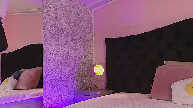 Snapshot of Julieta_Cortes__ chatting on June 17, 11:56 am Julieta Cortes online show from June 17, 11:56 am