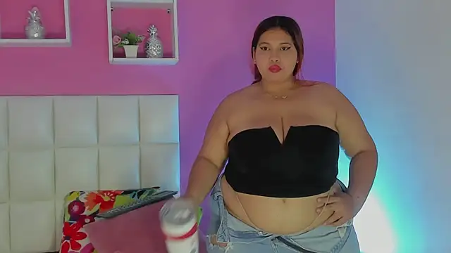 Snapshot of Alanna_hot3 chatting on June 5, 7:41 pm Alanna hot3 online show from June 5, 7:41 pm