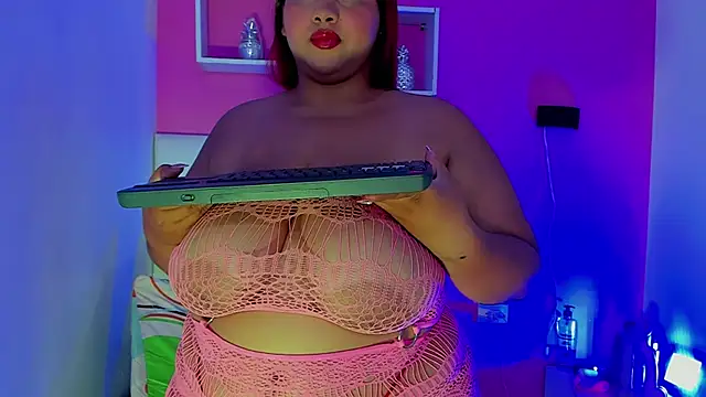 Snapshot of Alanna_hot3 chatting on June 18, 8:02 pm Alanna hot3 online show from June 18, 8:02 pm