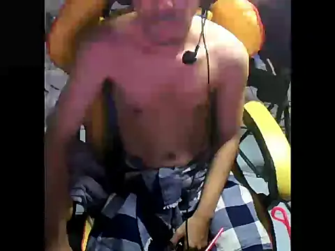 Snapshot of cloudyth1994 chatting on December 14, 9:56 pm cloudyth1994 online show from December 14, 9:56 pm