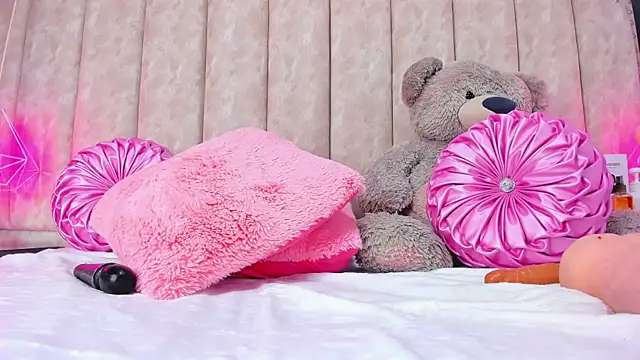 Snapshot of ShanelWest chatting on December 11, 4:20 pm ShanelWest online show from December 11, 4:20 pm