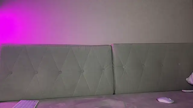 weshycouple online show from March 5, 7:10 pm