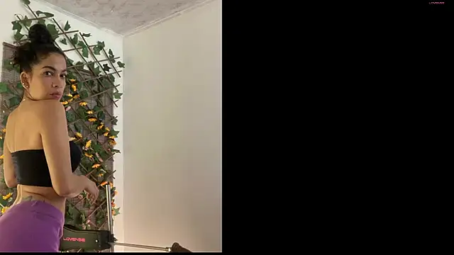 Snapshot of sara_smith45 chatting on December 26, 8:00 pm sara smith45 online show from December 26, 8:00 pm