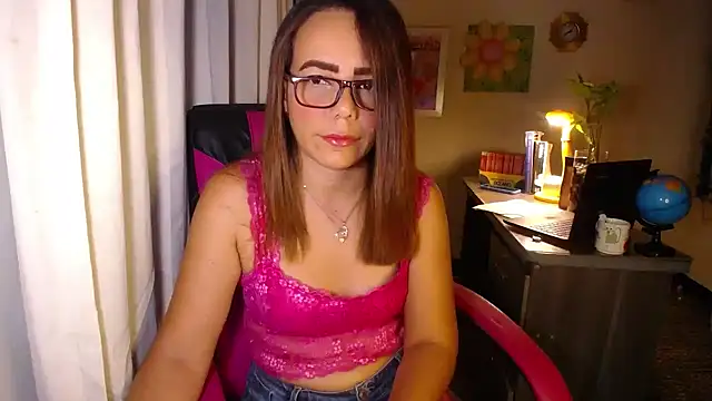 Snapshot of danielle_rose_1 chatting on May 31, 5:53 pm danielle rose 1 online show from May 31, 5:53 pm
