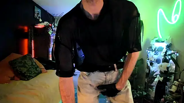 Snapshot of leatherz69 chatting on December 19, 12:01 pm leatherz69 online show from December 19, 12:01 pm