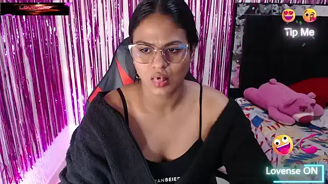 Snapshot of SweetAlmaa chatting on July 21, 9:44 am SweetAlmaa online show from July 21, 9:44 am