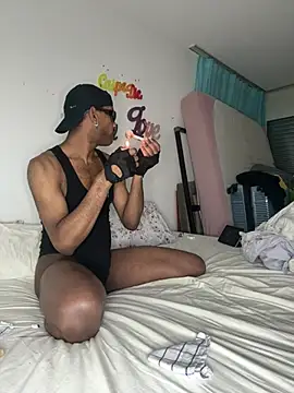 Snapshot of esteraulxxx chatting on December 16, 2:15 am esteraulxxx online show from December 16, 2:15 am