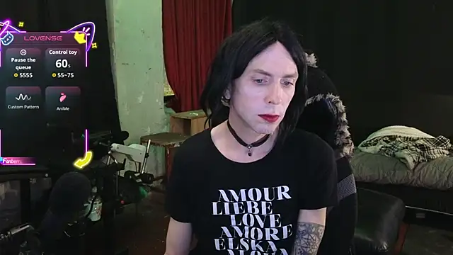 Snapshot of april_show_her chatting on April 2, 11:24 pm april show her online show from April 2, 11:24 pm