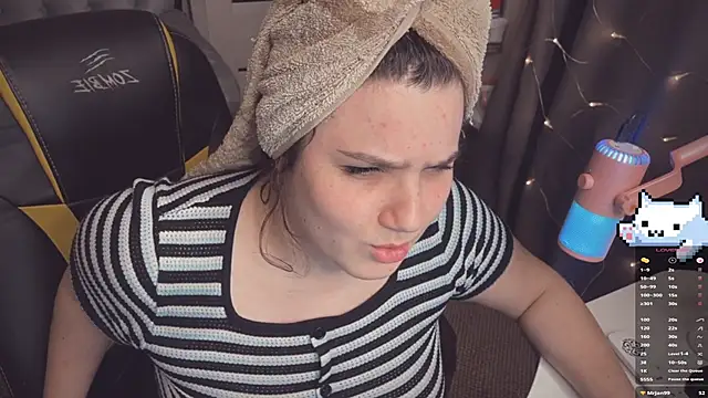 Snapshot of Diasporaaa chatting on January 2, 11:27 pm Diasporaaa online show from January 2, 11:27 pm