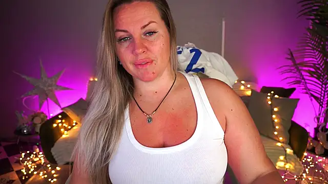 Snapshot of KiraCandyS chatting on June 4, 8:04 pm KiraCandyS online show from June 4, 8:04 pm