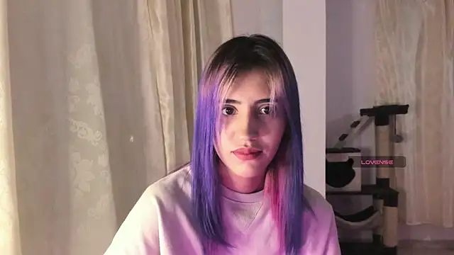 Snapshot of linnie_ chatting on December 12, 8:14 am linnie  online show from December 12, 8:14 am