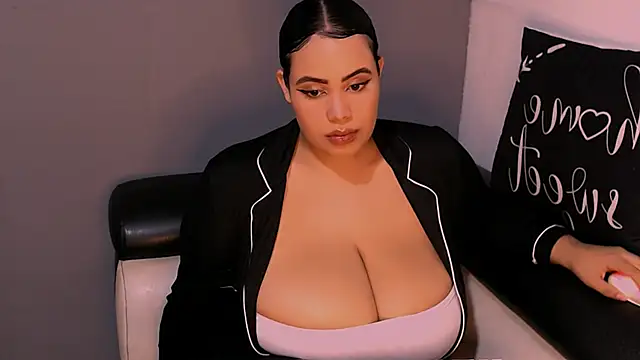 Snapshot of Emmacamille chatting on November 27, 11:18 pm Emmacamille online show from November 27, 11:18 pm