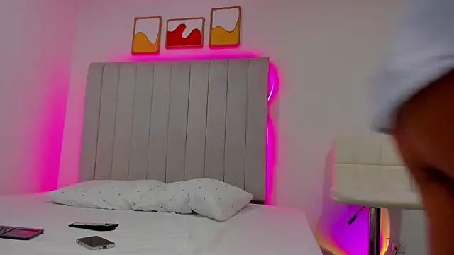 Snapshot of amy_robertz chatting on November 28, 3:20 am amy robertz online show from November 28, 3:20 am