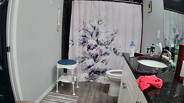 Snapshot of lou63ponce chatting on September 8, 8:41 pm lou63ponce online show from September 8, 8:41 pm