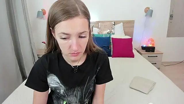 KateRedgar online show from February 5, 4:55 pm