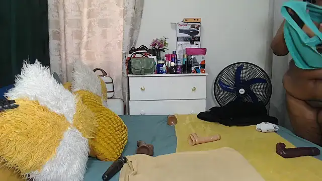 Snapshot of GaggingQueenxx chatting on June 10, 12:37 pm GaggingQueenxx online show from June 10, 12:37 pm