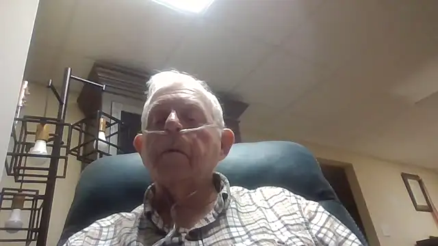 Snapshot of bootlegmanz chatting on October 31, 5:25 pm bootlegmanz online show from October 31, 5:25 pm